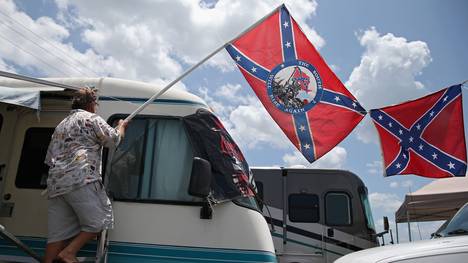 Ein NASCAR-Fan mit einer Konföderierten-Flagge
