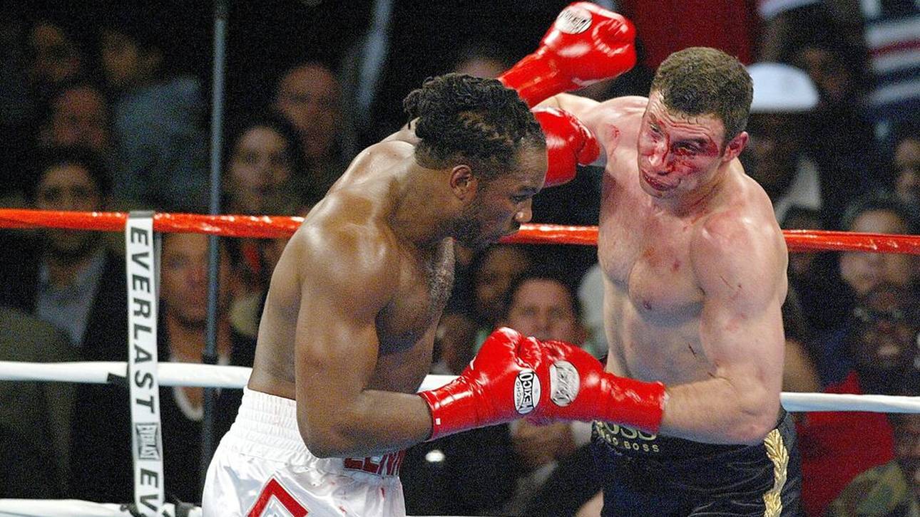 Lennox Lewis (l.) wurde gegen Vitali Klitschko nach dessen Cut zum Sieger erklärt