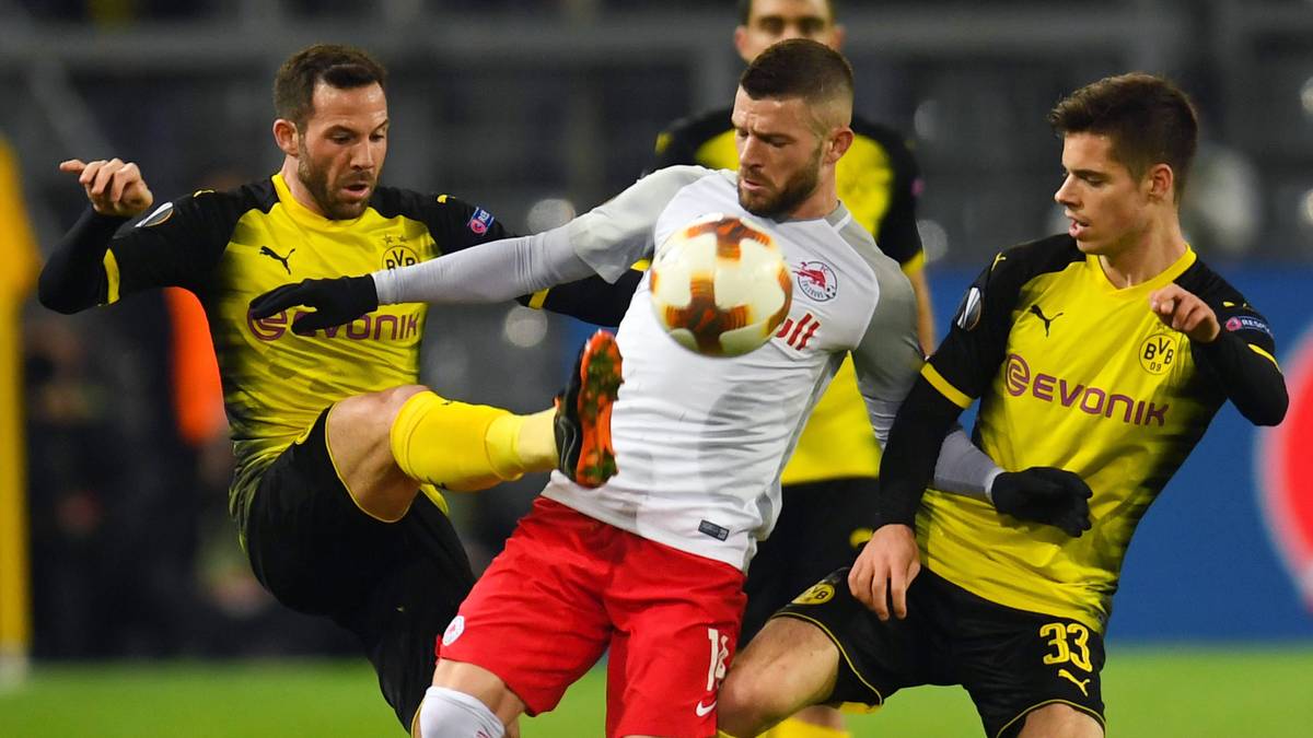 JULIAN WEIGL VS. VALON BERISHA: Im Hinspiel hat Julian Weigl alle Hände voll zu tun, um im zentralen Mittelfeld für Ordnung zu sorgen. Gegen den Kosovaren steht er häufig auf verlorenem Posten
