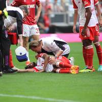 Der FC Bayern verliert gegen den 1. FC Köln auch noch Kingsley Coman. Der Franzose muss kurz nach der Halbzeit verletzt ausgewechselt werden.