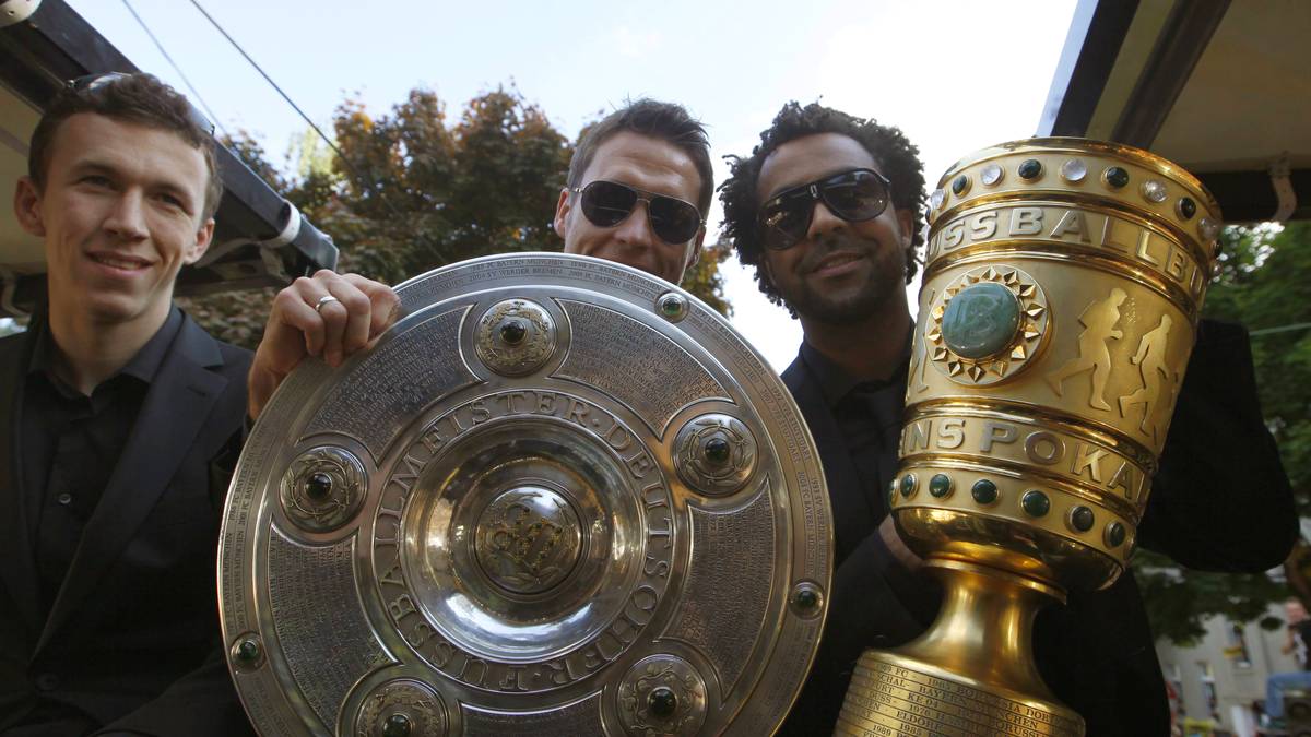 JUNI 2012: Die Borussia krönt seine Entwicklung mit der zweiten Meisterschaft in Folge und dem Double. Mit 81 Punkten wird zudem ein neuer Punkterekord aufgestellt, mit 25 Saisonsiegen der bisherige Allzeitrekord der FC Bayern aus der Saison 1972/1973) eingestellt. Und: Dortmund bleibt mit 28 Spielen in Serie am längsten innerhalb einer Spielzeit ungeschlagen. 