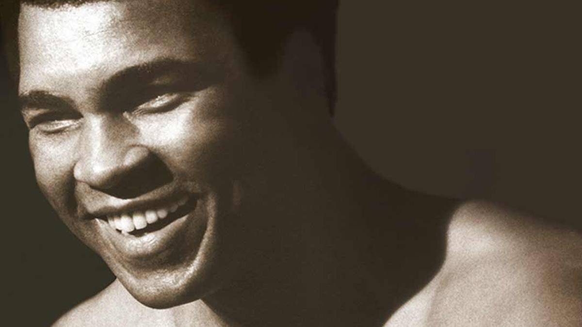 Am  2. Juni 2016 wird er ins Krankenhaus eingeliefert. Einen Tag später verschlechtert sich sein Zustand. Muhammad Ali stirbt im Alter von 74 Jahren