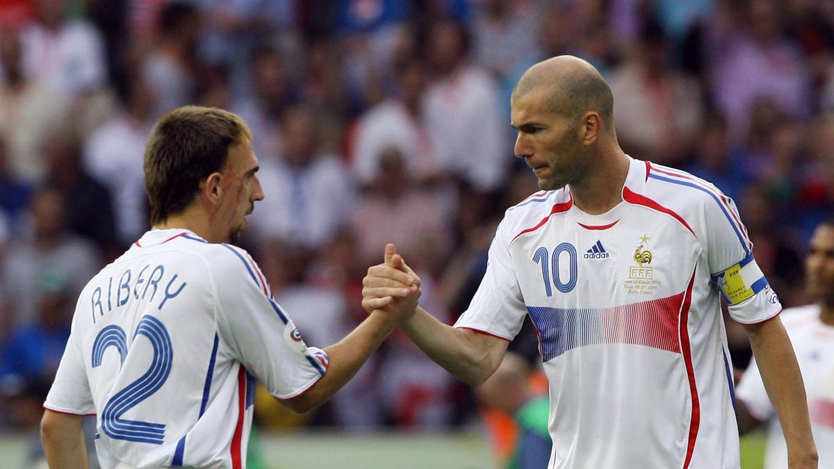 Zusammen mit einem gewissen Zinedine Zidane griff Ribéry in Berlin vergeblich nach der frühen Krönung: Im Endspiel gegen Italien wurde er in der Verlängerung ausgewechselt und musste dann sowohl bei Zidanes Kopfstoß-Rot gegen Marco Materazzi und beim verlorenen Elfmeter-Drama zusehen