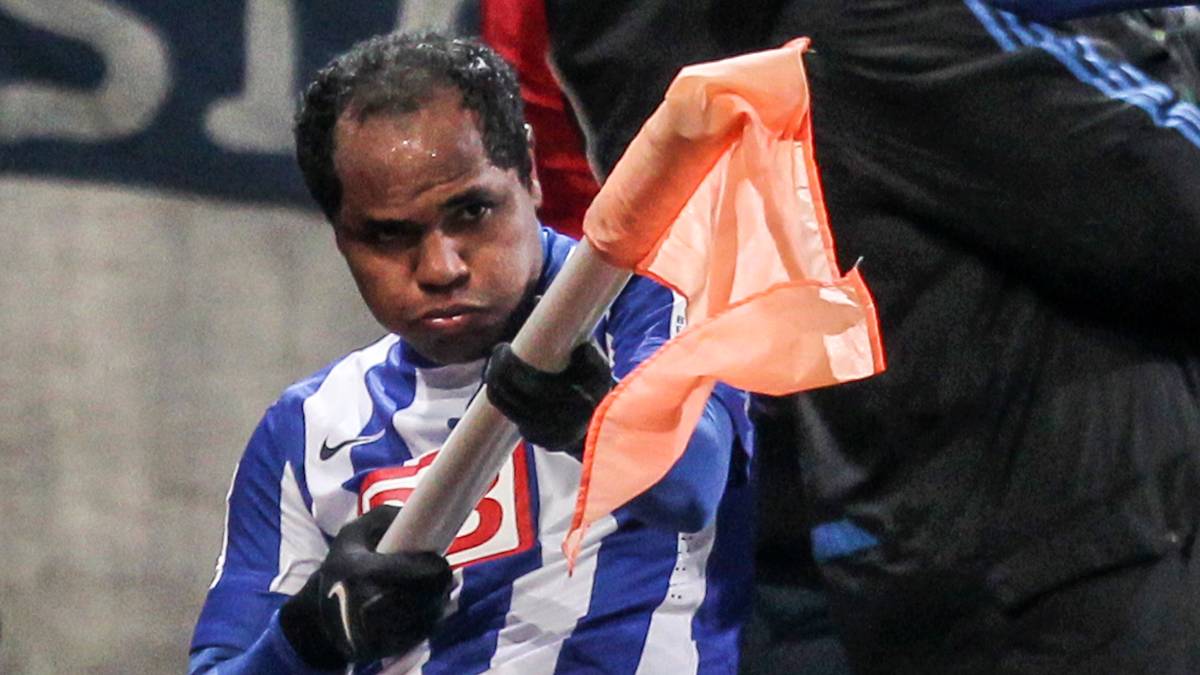 RONNY (Fortaleza EC): Während seiner Zeit bei Hertha BSC kam der Brasilianer immer wieder mit Übergewicht aus dem Urlaub zurück, weshalb er sich zeitweise auf der Bank wiederfand. War Ronny in Top-Form schoß er zahlreiche Tore und führte die Berliner in der Saison 2012/2013 zurück in die Bundesliga