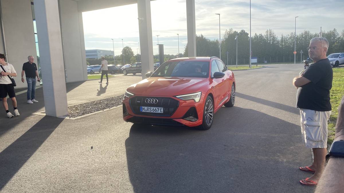 Ein Wagen von Bayern-Sponsor Audi erwartete Kane bereits am Flughafen in Oberpfaffenhofen