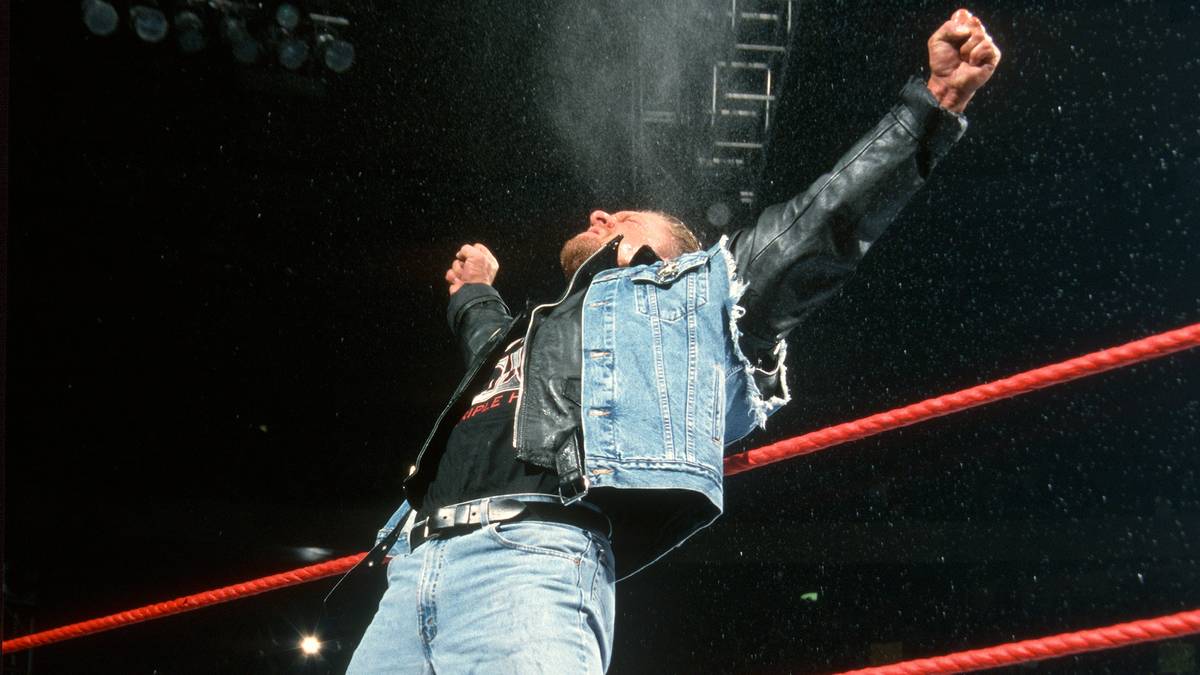 7, JANUAR 2002 - Lange verhasst, nun (zwischenzeitlich) bejubelt: Als Triple H nach langer Verletzungspause zurückkehrt, explodiert die Arena