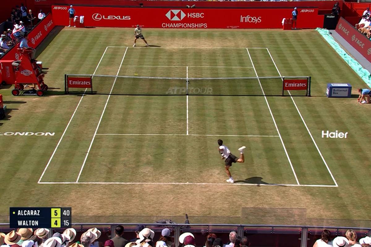 Carlos Alcaraz gewinnt sein erstes Match nach dem French-Open-Triumph nur mit viel Mühe. Beim Rasenturnier im Queen's Club von London muss der Spanier gegen Adam Walton sein volles Können unter Beweis stellen. 