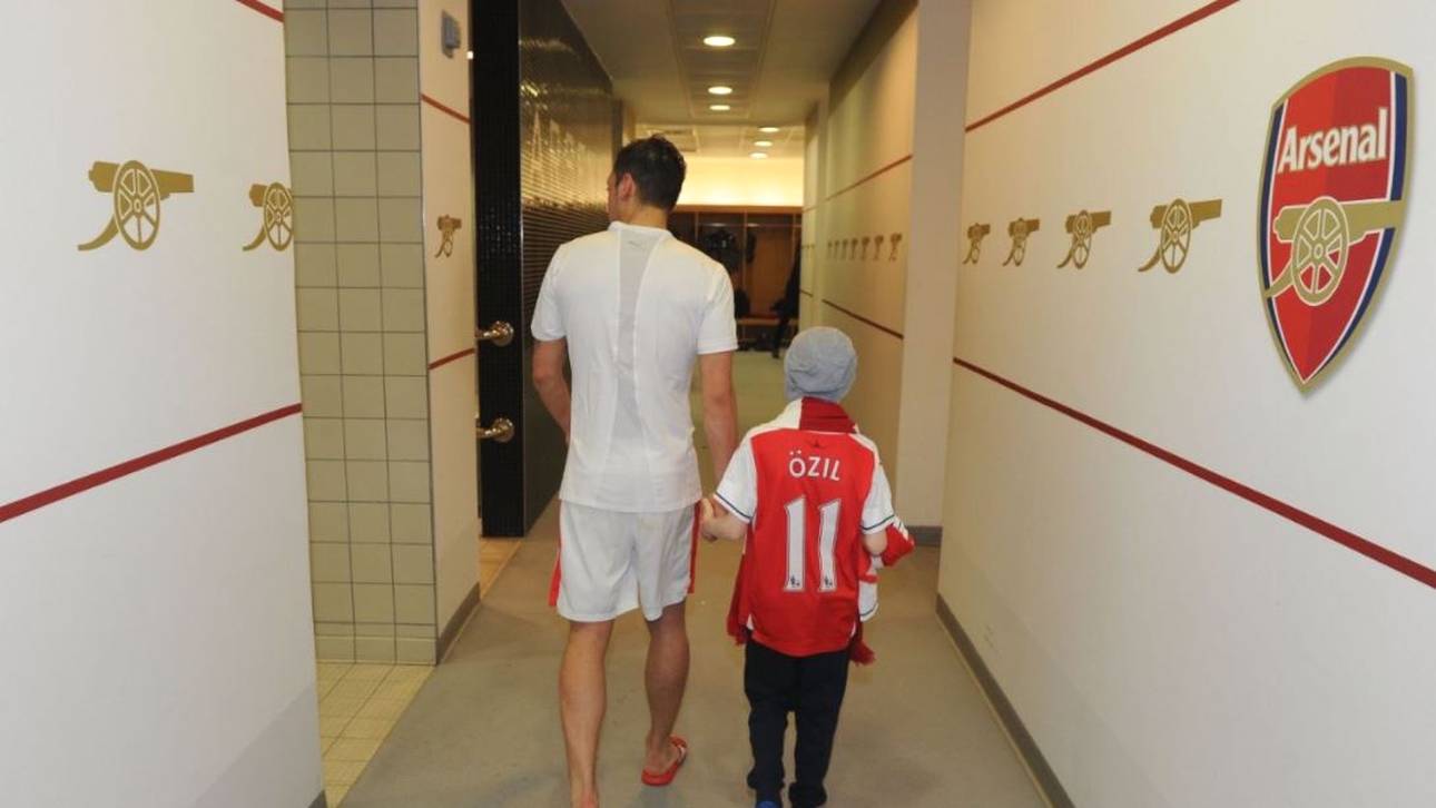 Große Geste von Mesut Özil