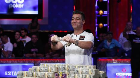 Zehn Millionen Dollar und ein Armband: Hossein Ensan präsentiert seinen Gewinn bei der WSOP