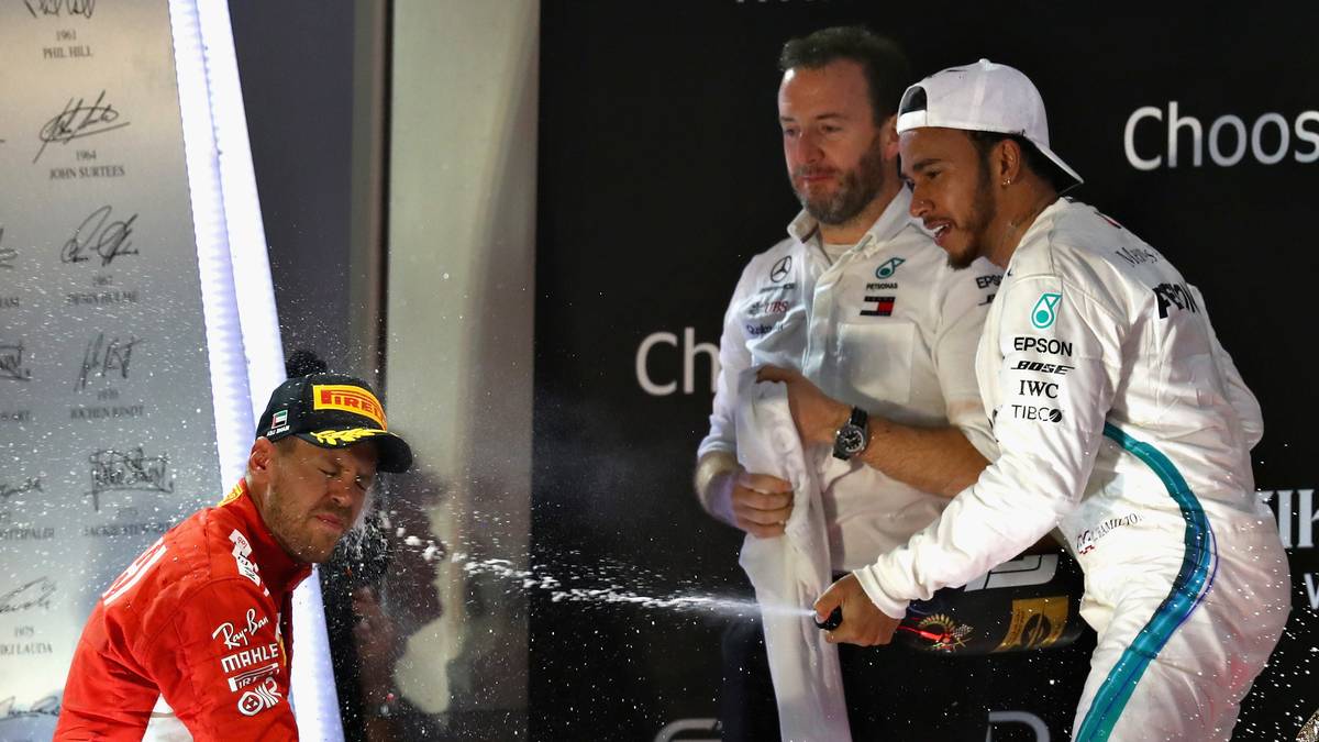 Lewis Hamilton triumphiert beim Großen Preis von Abu Dhabi, feiert seinen elften Sieg in diesem Jahr und knackt damit die Rekordmarke von Sebastian Vettel für die meisten WM-Punkte in einer Saison