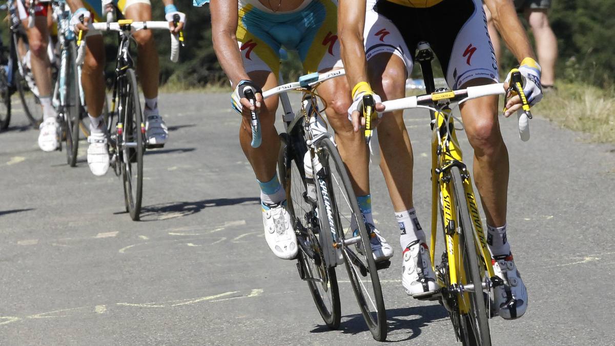Das Ehrgefühl eines Phil Anderson fehlt Alberto Contador (links) auf der 15. Etappe der Tour de France 2010. Als Andy Schleck (rechts) im Gelben Trikot die Kette heraussspringt, setzt Contador, Zweiter in der Gesamtwertung, zum Angriff an