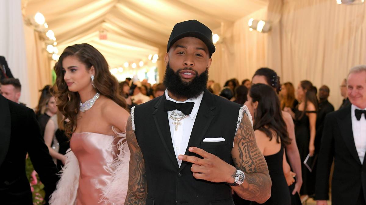 Oben hui, unten gewagt. Schwarzes Cap, kurzärmliges Hemd, Fliege, Weste und schwarze Stiefel kombiniert mit einer Art Rock - NFL-Profi Odell Beckham Jr. zog mit seinem Outfit auf jeden Fall die Blicke auf sich
