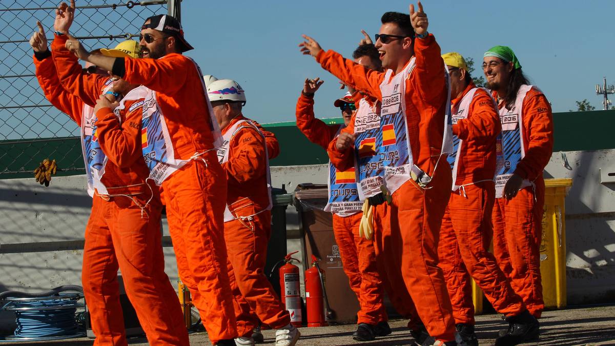 Da reißt es sogar die Streckenposten kurz einmal von ihren Sitzen