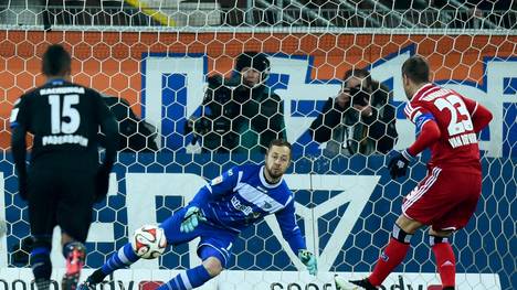 Rafael van der Vaart (r.) verwandelt den Elfmeter gegen den SC Paderborn