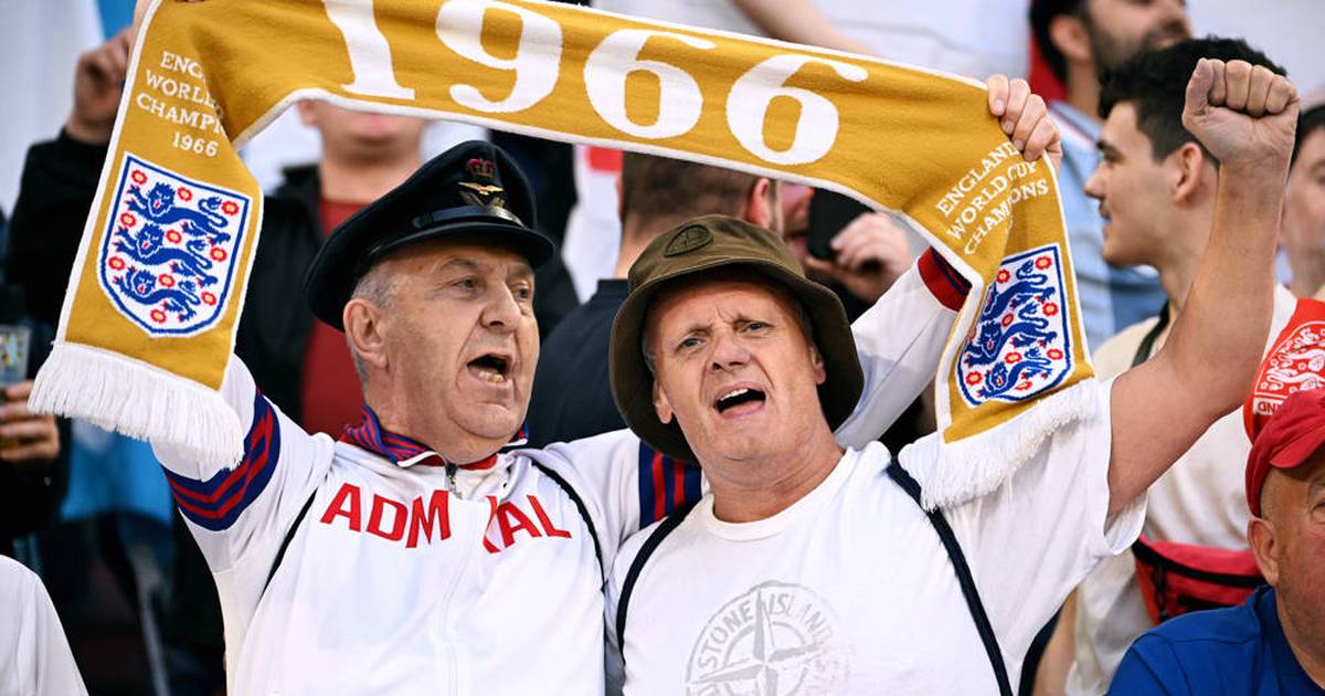 England-Fan wacht auf Schalke in leerem Stadion auf!