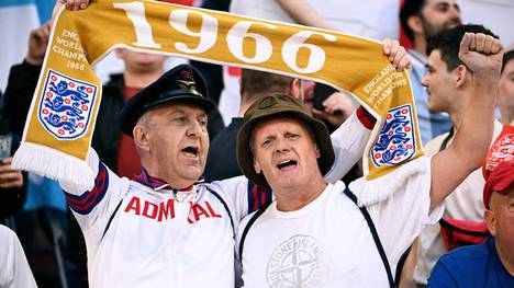 Englische Fans feiern in Gelsenkirchen ihr Team