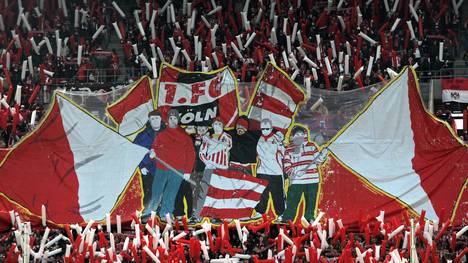 Anhänger des 1. FC Köln unterstützen ihr Team