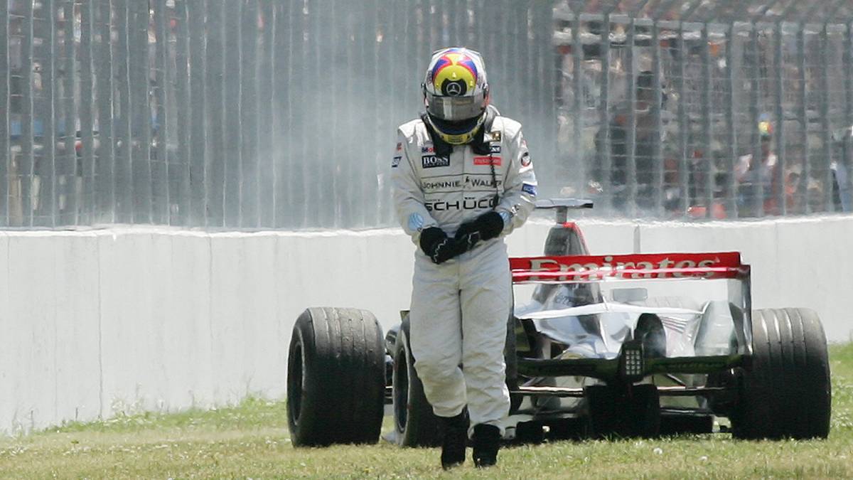 Montoya (Bild) rast beim Großen Preis der USA in Räikkönen und löst eine größere Kollision aus. Nach dem Rennen gibt er seinen Wechsel für 2007 in die NASCAR-Serie bekannt. Daraufhin wird er freigestellt. Für ihn kommt der Spanier Pedro de la Rosa