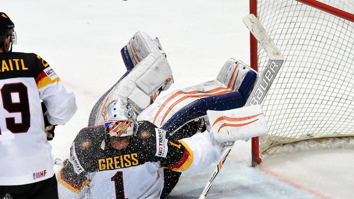 Der deutsche Goalie Thomas Greiss schmeißt sich in jeden russischen Schuss und versucht sie auch auf dem Boden sitzend noch abzuwehren. Im ersten Drittel kommt er auf atemberaubende 13 Saves