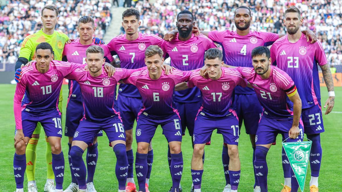 Deutschland: Im Ausland z.B. "La Mannschaft" (Frankreich), der PR-Begriff "Die Mannschaft" wurde vom DFB wieder abgeschafft