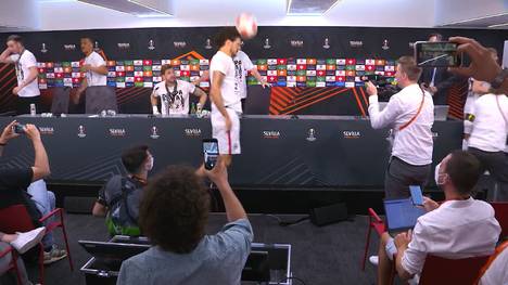 Nach dem Finalsieg gegen die Glasgow Rangers kennt die Freude bei Frankfurt keine Grenzen. Da wird auch die obligatorische Pressekonferenz von Trainer Oliver Glasner zur Partymeile gemacht.
