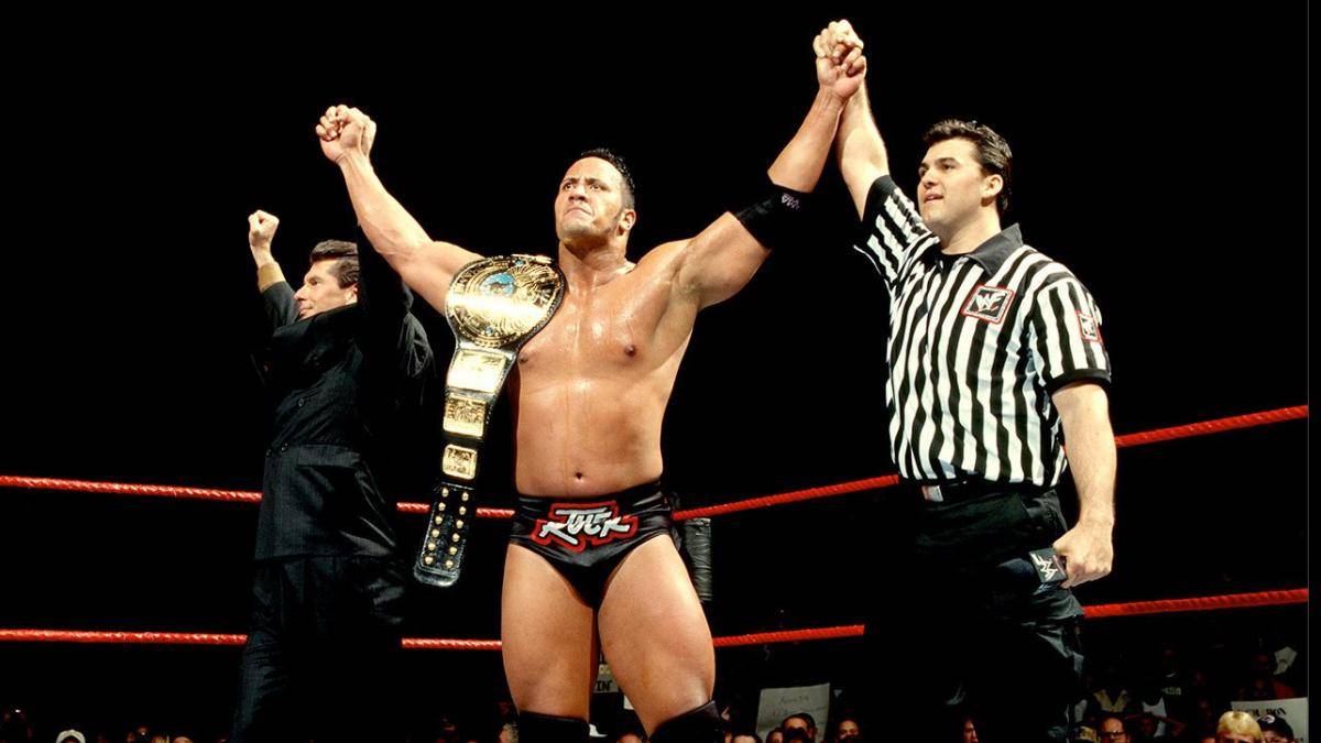 The Rock wurde bei den Survivor Series 1998 erstmals WWE-Champion - mit Hilfe von Vince (l.) und Shane McMahon