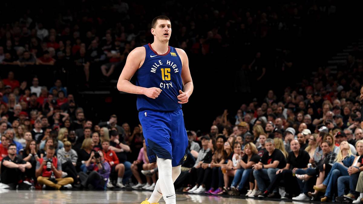 NIKOLA JOKIC: Seit der Serbe 2015 in die NBA kam, steigerte er sich stetig, bevor er dann in der vergangenen Saison Statistiken auf MVP-Niveau hinlegte. 20,1 Punkte, 10,8 Rebounds und 7,3 Assists steuerte er im Schnitt pro Partie bei. Als Point Center führte der "Joker“ die Offense der Nuggets aus dem Halbfeld