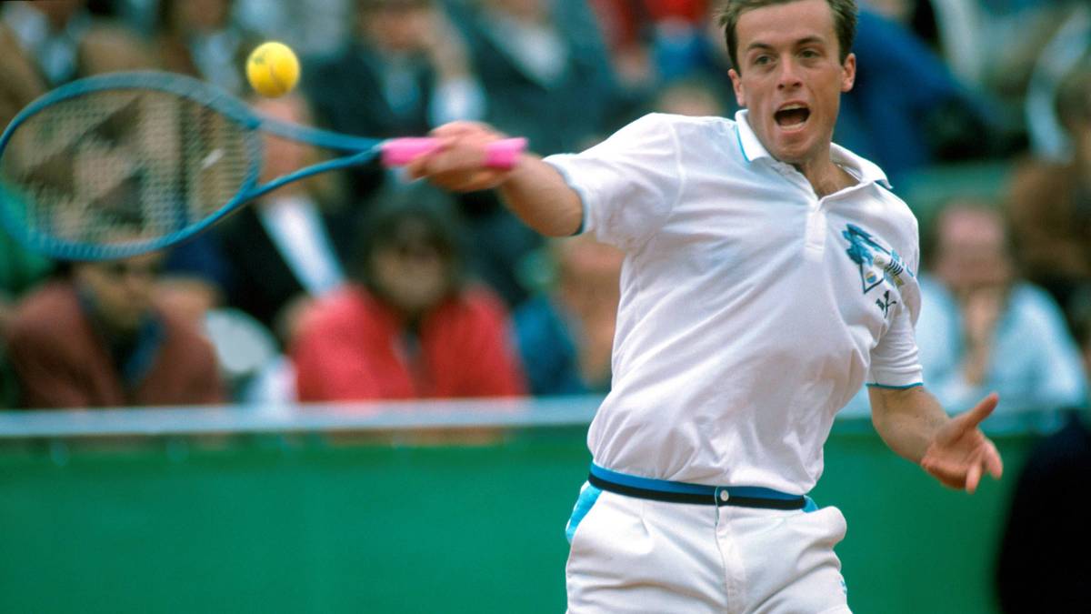 1989 bezwingt der Österreicher Horst Skoff (Bild) im Davis-Cup-Viertelfinale den Favoriten Mats Wilander mit 6:7, 7:6, 1:6, 6:4 und 9:7. Das Marathonmatch dauert 6 Stunden und 4 Minuten