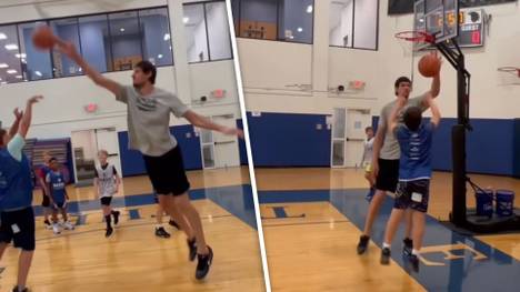 Bei einem Basketball-Camp der Dallas Mavericks blockt Fan-Liebling und Kult-Riese Boban Marjanovic gnadenlos die zahlreichen Wurfversuche der teilnehmenden Kinder ab.
