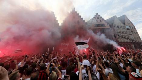 Hier feiern die Fans den Pokalsieg von Eintracht Frankfurt