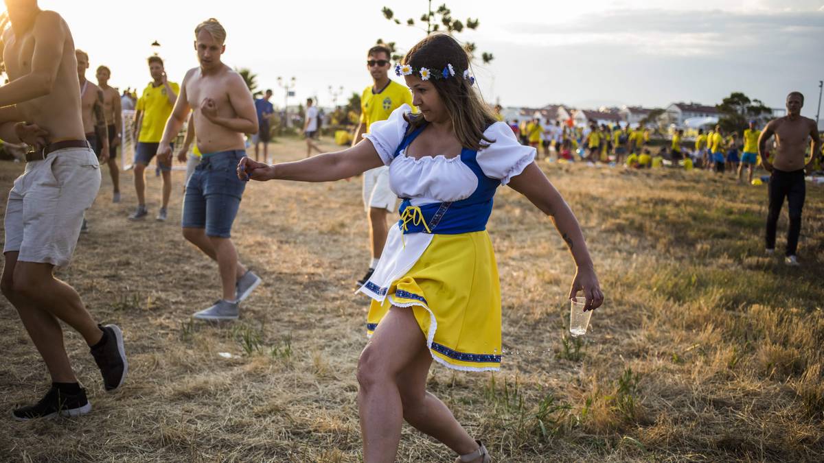 Die Schweden feiern Mittsommer in Sotschi und verbinden es mit Fußball