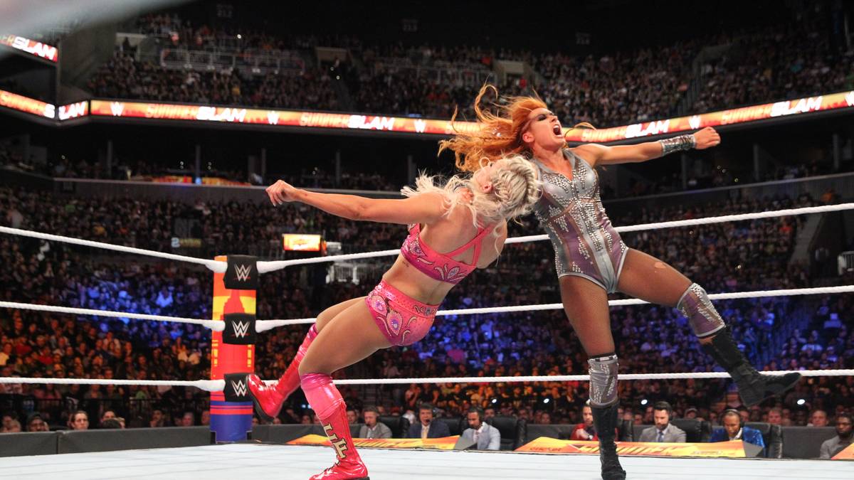 Lynch lässt es gegen ihre Freundin richtig krachen... 