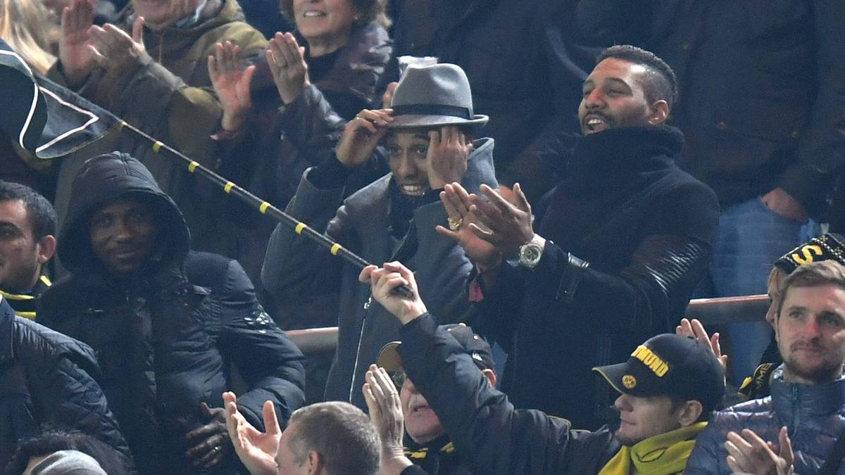 Richtig, es ist Pierre-Emerick Aubameyang. Der Stürmer von Borussia Dortmund muss das Champions-League-Spiel des BVB gegen Sporting Lissabon von der Tribüne aus verfolgen. Trainer Thomas Tuchel strich den 27-Jährigen aus dem Kader - aus "internen Gründen"