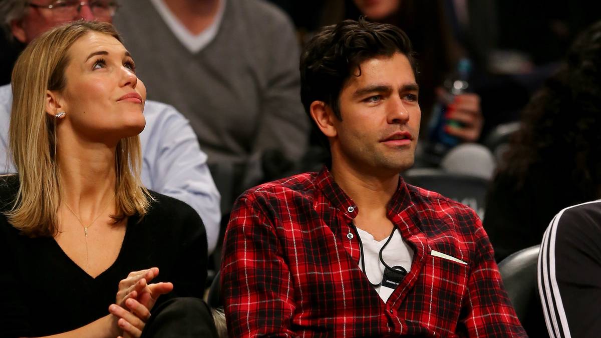 Star-Besuch in Brooklyn: Adrian Grenier alias Vincent Chase aus der TV-Serie Entourage schaut sich das Spiel an - natürlich in Begleitung einer hübschen Dame