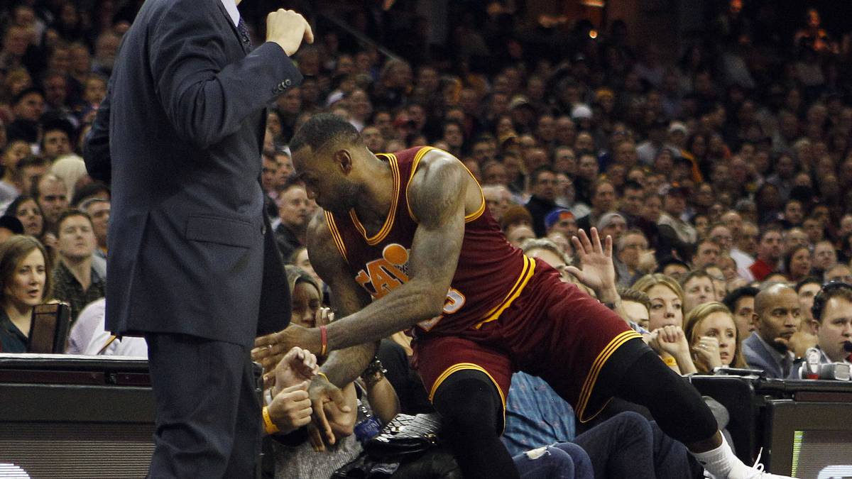 Im Dezember 2015 ist Ellie dann wirklich mittendrin im Geschehen. Superstar LeBron James landet bei einer Rettungsaktion auf ihr. Sie muss ins Krankenhaus gebracht werden, erleidet aber "nur" eine leichte Gehirnerschütterung