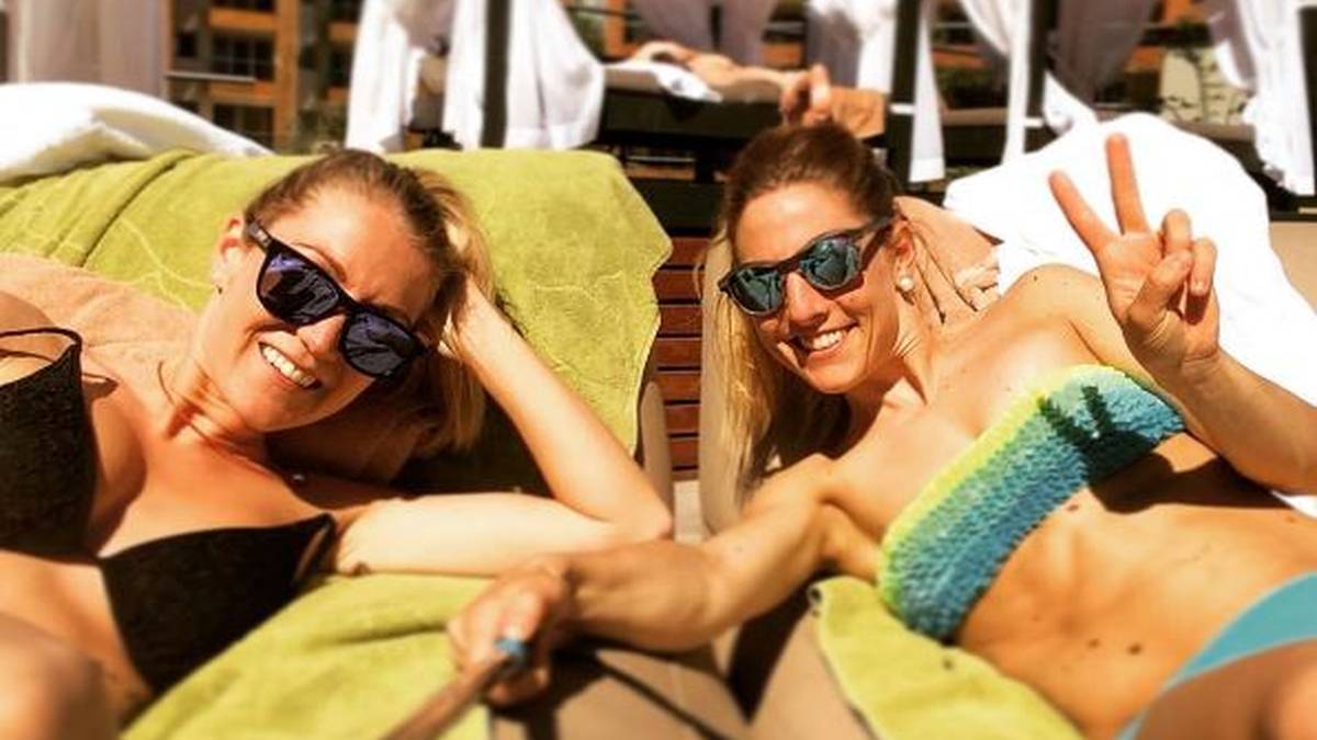 Sonne, Strand und Erholung - die Südtirolerin (r.) hat das italienische Lebensgefühl ganz klar verinnerlicht