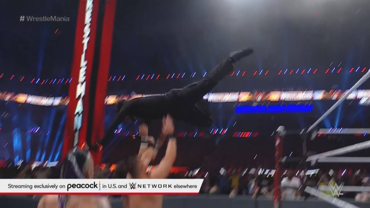 WWE WrestleMania 37: Rapper Bad Bunny fliegt atemberaubend