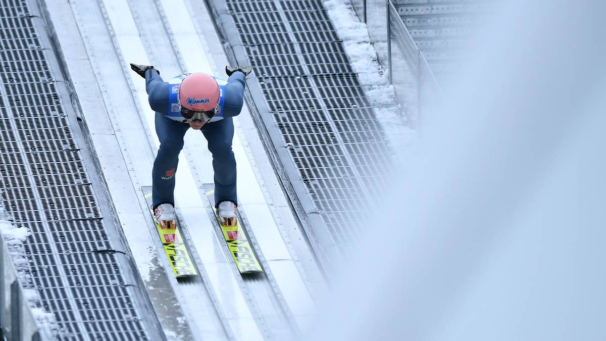 KARL GEIGER: Was lag zwischen der WM in Lahti und der jetzigen? Die Festspiele von Oberhof im vorvergangenen Jahr. Und diese sollten Karl-Geiger-Tage werden: Vier Starts, vier Medaillen, davon zweimal Gold - und das in der Heimat. Zwei Jahre später sehen die Vorzeichen ein wenig trüber aus: Die Formkurve schwankt enorm, der Automatismus ist abhanden gekommen. „Jetzt braucht er Hilfe von uns, von den Trainern“, hatte Bundestrainer Stefan Horngacher noch im Januar durchklingen lassen