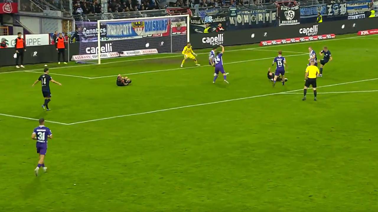 Kurios! Doppel-Foul im Strafraum – aber kein Elfer