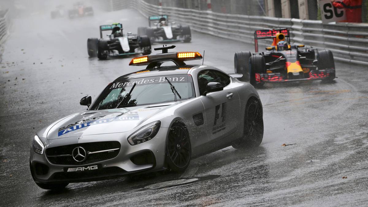 Mach Formel 1-Pisten nass und schon geht die Post ab! Extrem spannend die Chose in den ersten 40 Runden mit sich ständig verändernden Bedingungen. Allerdings hat mir die Rennfreigabe zu lange gedauert – das Fahren hinter dem Saftey Car hätte in meinen Augen schneller beendet werden können. Schade, dass der erneut einsetzende Regen erst direkt nach dem Rennen kam, das hätte noch richtig lustig werden können in der Schlussphase! 