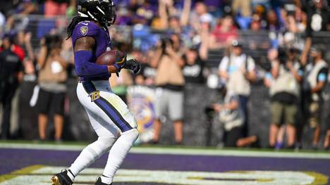 Baltimore Ravens running back Derrick Henry (22) scores a touchdown against the Washington Commanders on a seven yard run during the second half at M&T Bank Stadium in Baltimore, Maryland, on Sunday, October 13, 2024. Baltimore won 30-23. PUBLICATIONxINxGERxSUIxAUTxHUNxONLY BAL20241013138 DAVIDxTULIS