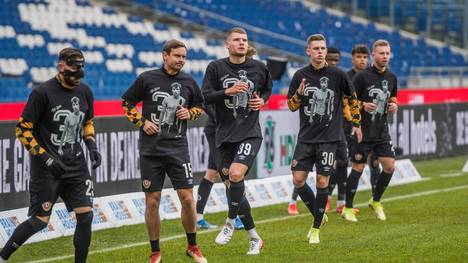 Die Dresdner Spieler wärmen sich auf mit T-Shirts in Gedenken an die verstorbene Vereinslegende Hans-Jürgen Dixie Dörner