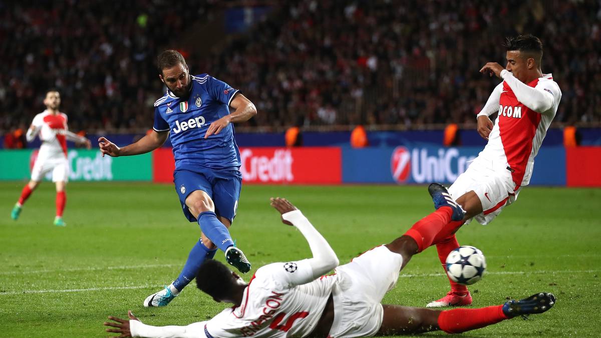 Die Italiener legen stärker los und gehen durch Gonzalo Higuain (l.) in Führung. Zuvor hatten Paulo Dybala per Außenrist und Dani Alves mit der Hacke zauberhaft vorbereitet