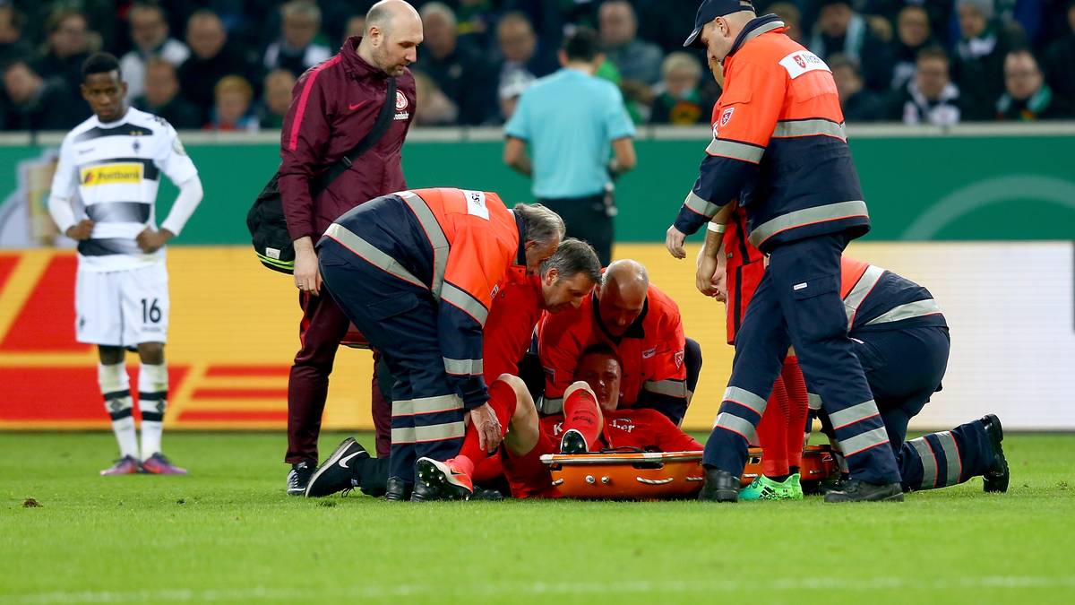 Der ehemalige Hannoveraner hat sich wohl die Schulter ausgerenkt. Zuvor musste bereits Teamkollege Mascarell mit einer Knöchelverletzung ausgewechselt werden. Frankfurt hinkt Richtung Finale