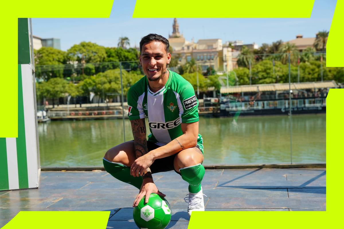 Der FC Bayern hatte offenbar Interesse am brasilianischen Star Antony. Am Deadline Day wechselte er stattdessen zu Betis Sevilla.