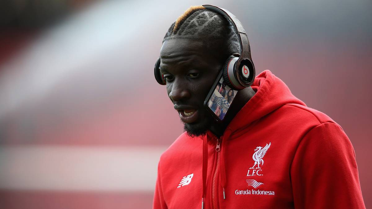 Ja, klar: Die Frisur von Mamadou Sakho ist ausgefallen. Aber man muss einen solchen Style auch richtig in Szene setzen. Der Ex-Liverpool-Verteidiger weiß wie: Nicht nur hat er - wie fast jeder Profi - vor dem Spiel Kopfhörer auf. Sakho kann mit seinem Handy-Trick gleichzeitig auch noch telefonieren