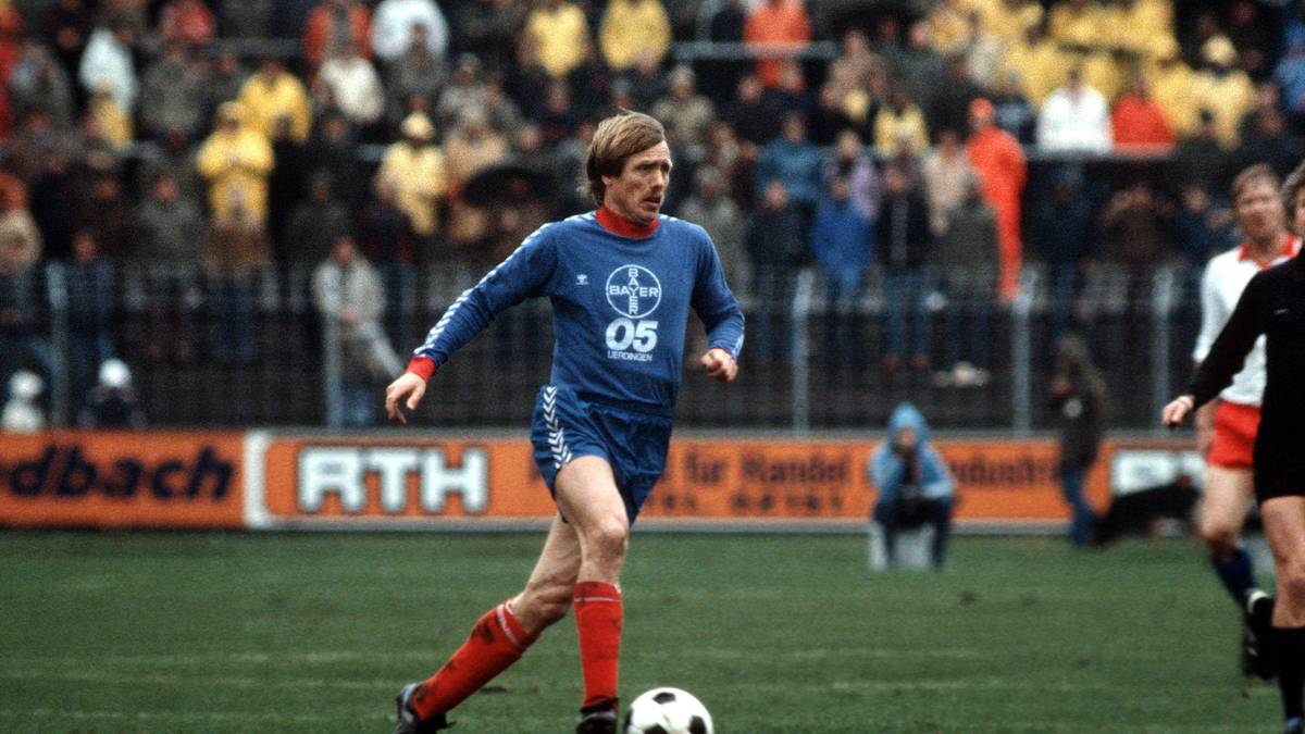 PLATZ 9: Siegfried "Siggi" Held (Bayer Uerdingen) - 38 Jahre, 7 Monate, 9 Tage - In seiner letzten Saison war der offensive Mittelfeldspieler noch einmal als Torschütze erfolgreich. Beim 2:3 in Stuttgart traf er in der 85. Minute zum Ausgleich, nur eine Minute später markierte der VfB jedoch den Siegtreffer