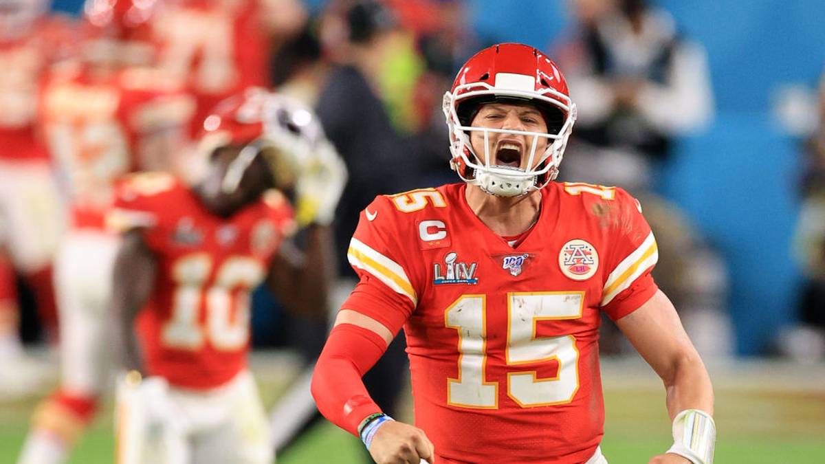 MIAMI, FLORIDA - FEBRUARY 02: Patrick Mahomes #15 of the Kansas City Chiefs celebrates after throwing a touchdown pass against the San Francisco 49ers during the fourth quarter in Super Bowl LIV at Hard Rock Stadium on February 02, 2020 in Miami, Florida. (Photo by Andy Lyons/Getty Images)