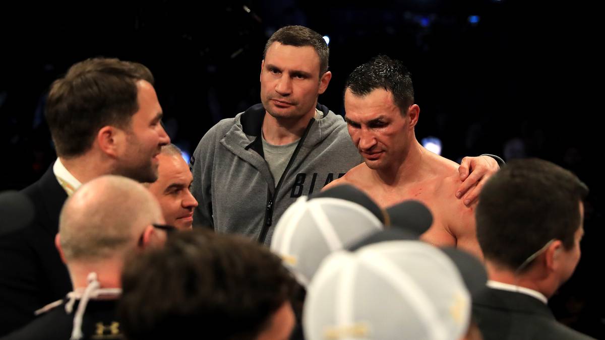 Klitschko ist sichtlich enttäuscht und muss sich von seinem Bruder Vitali trösten lassen