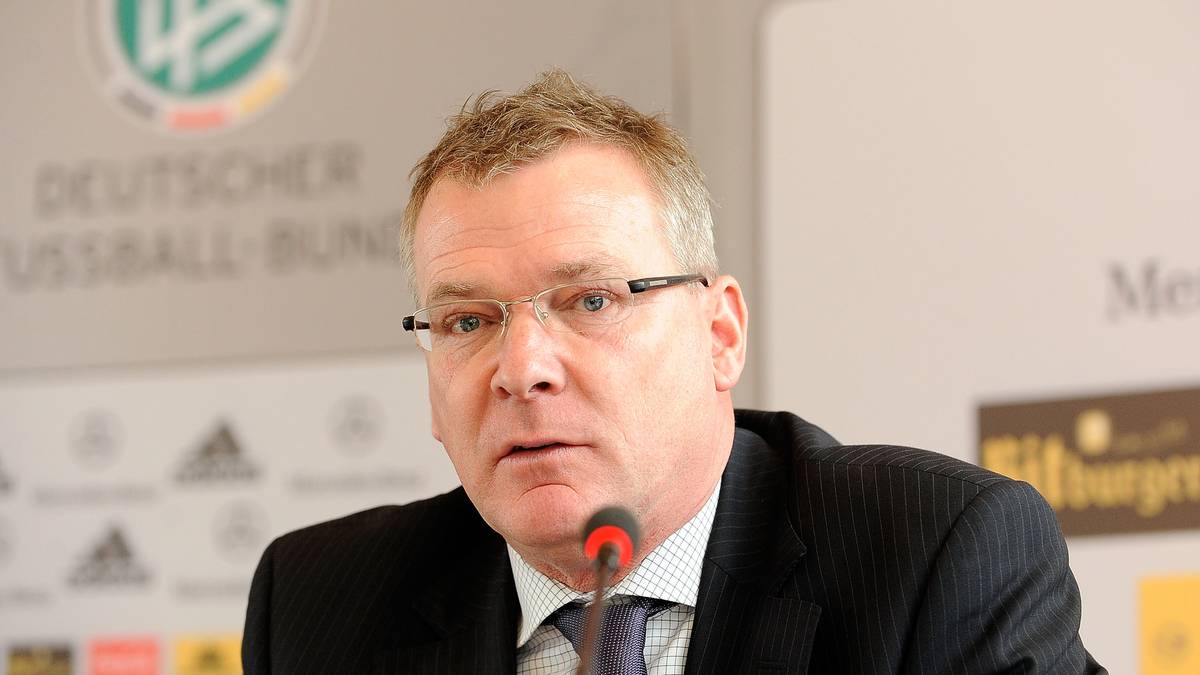 Bis 2012 ist Holger Hieronymus Geschäftsführer der DFL, als Spieler feiert er vor allem mit dem Hamburger SV große Erfolge. 1984 zieht sich der damals 25-Jährige einen  Kreuzbandriss zu und beendet noch während der Saison seine Profilaufbahn